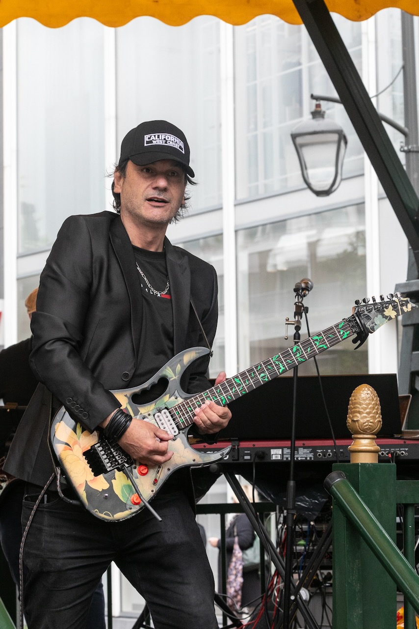 Shoot the Breeze live op het podium