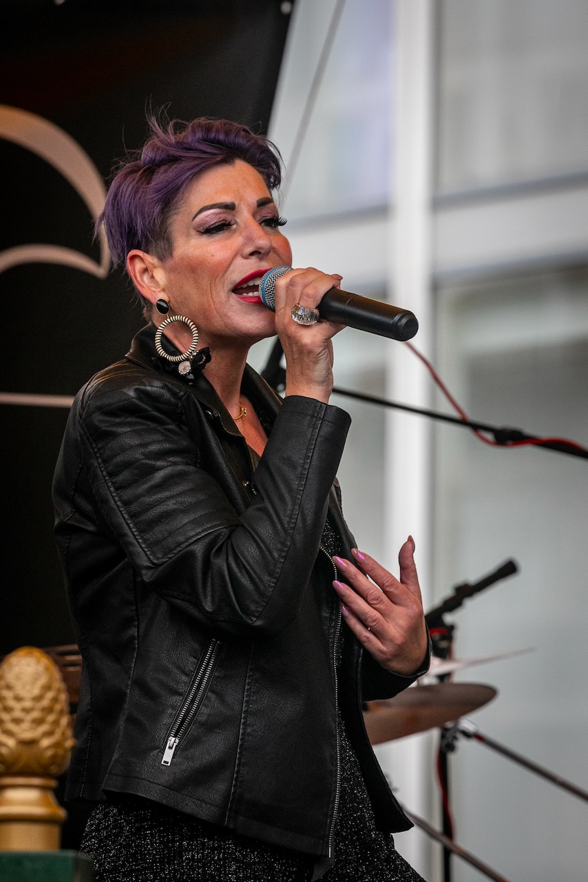 Shoot the Breeze live op het podium