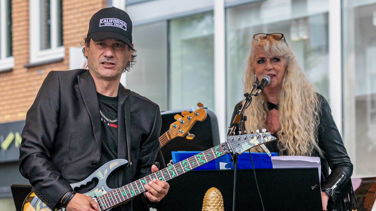 Shoot the Breeze live op het podium