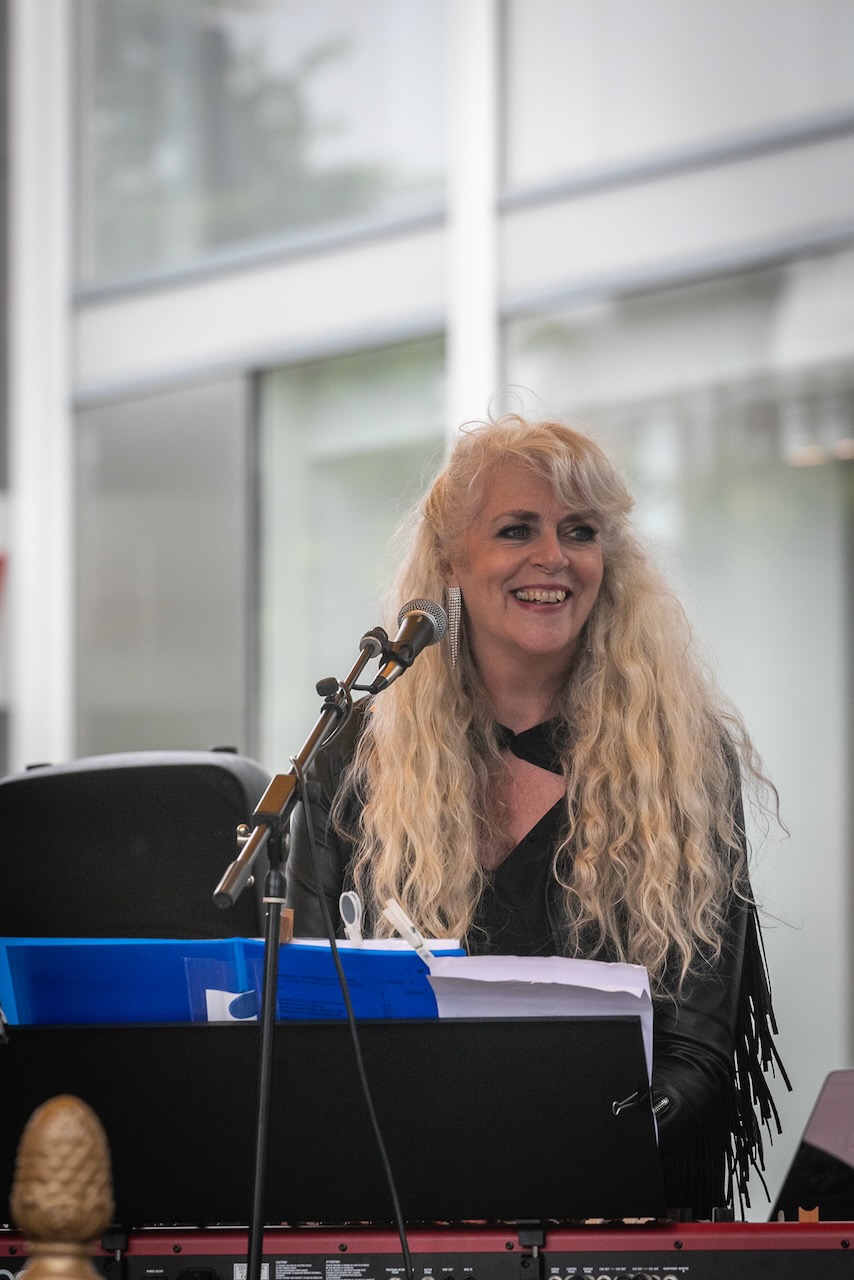 Shoot the Breeze live op het podium