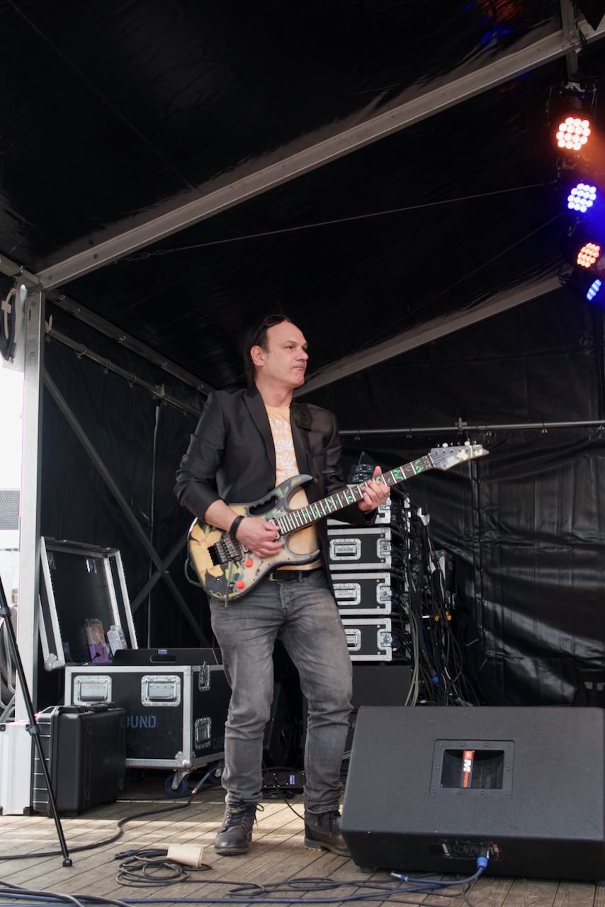 Shoot the Breeze live op het podium