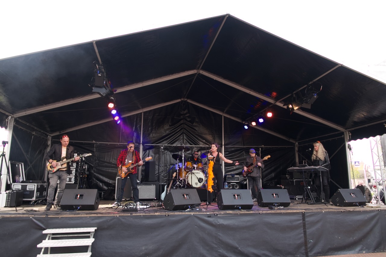 Shoot the Breeze live op het podium