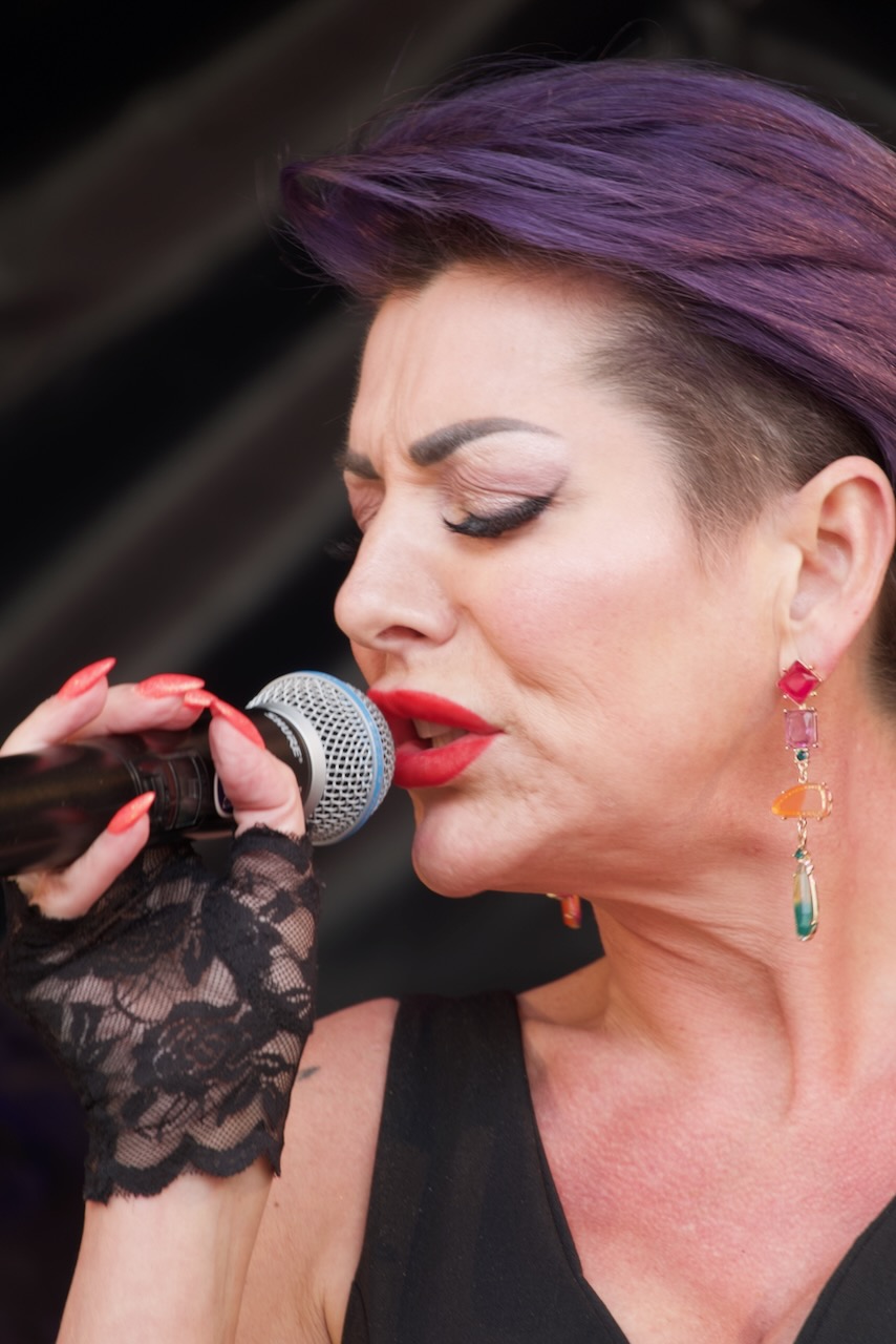 Shoot the Breeze live op het podium