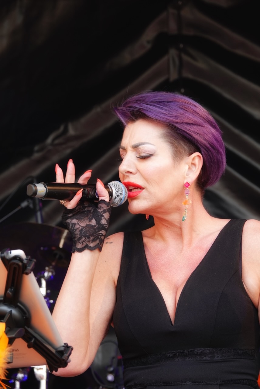 Shoot the Breeze live op het podium