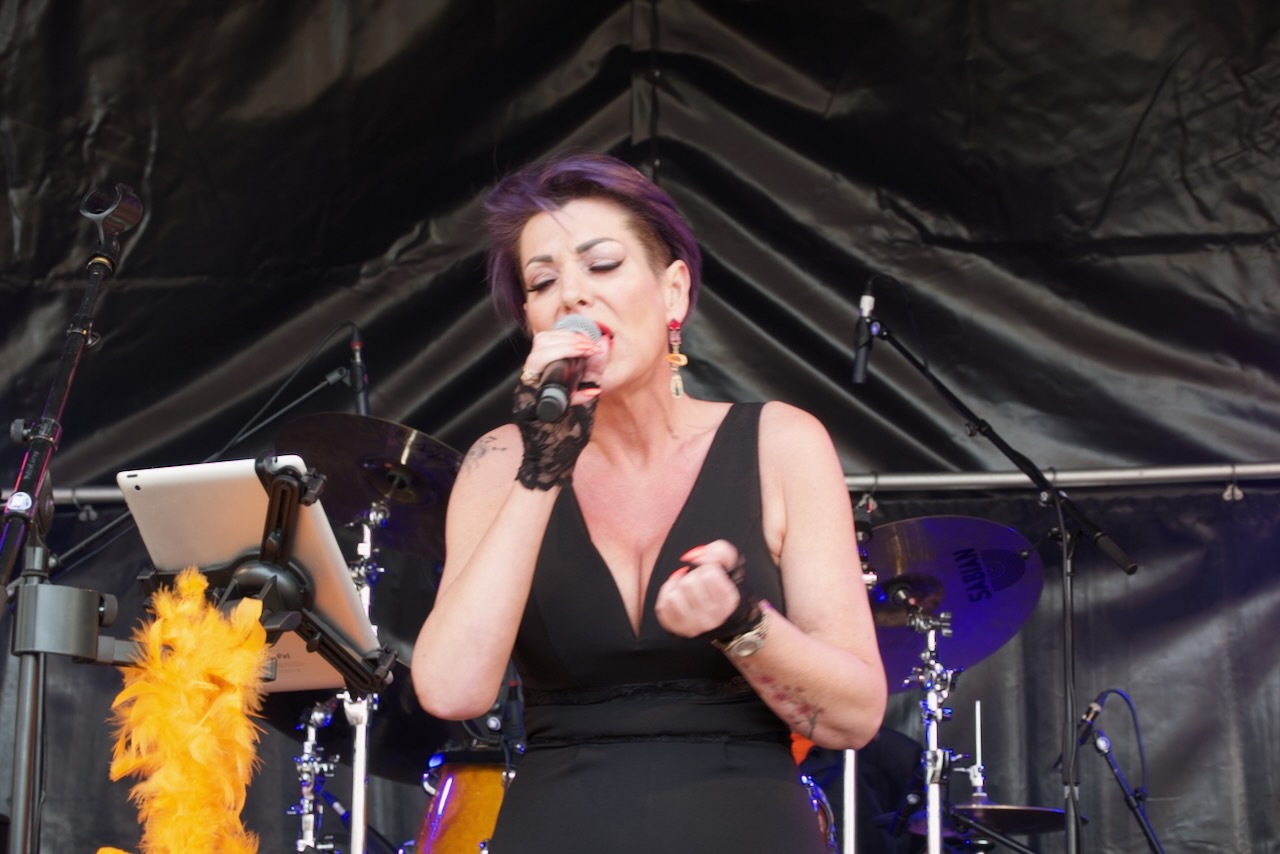 Shoot the Breeze live op het podium