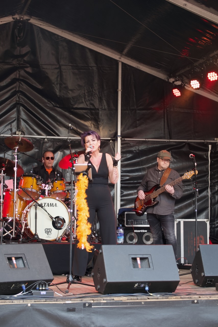 Shoot the Breeze live op het podium