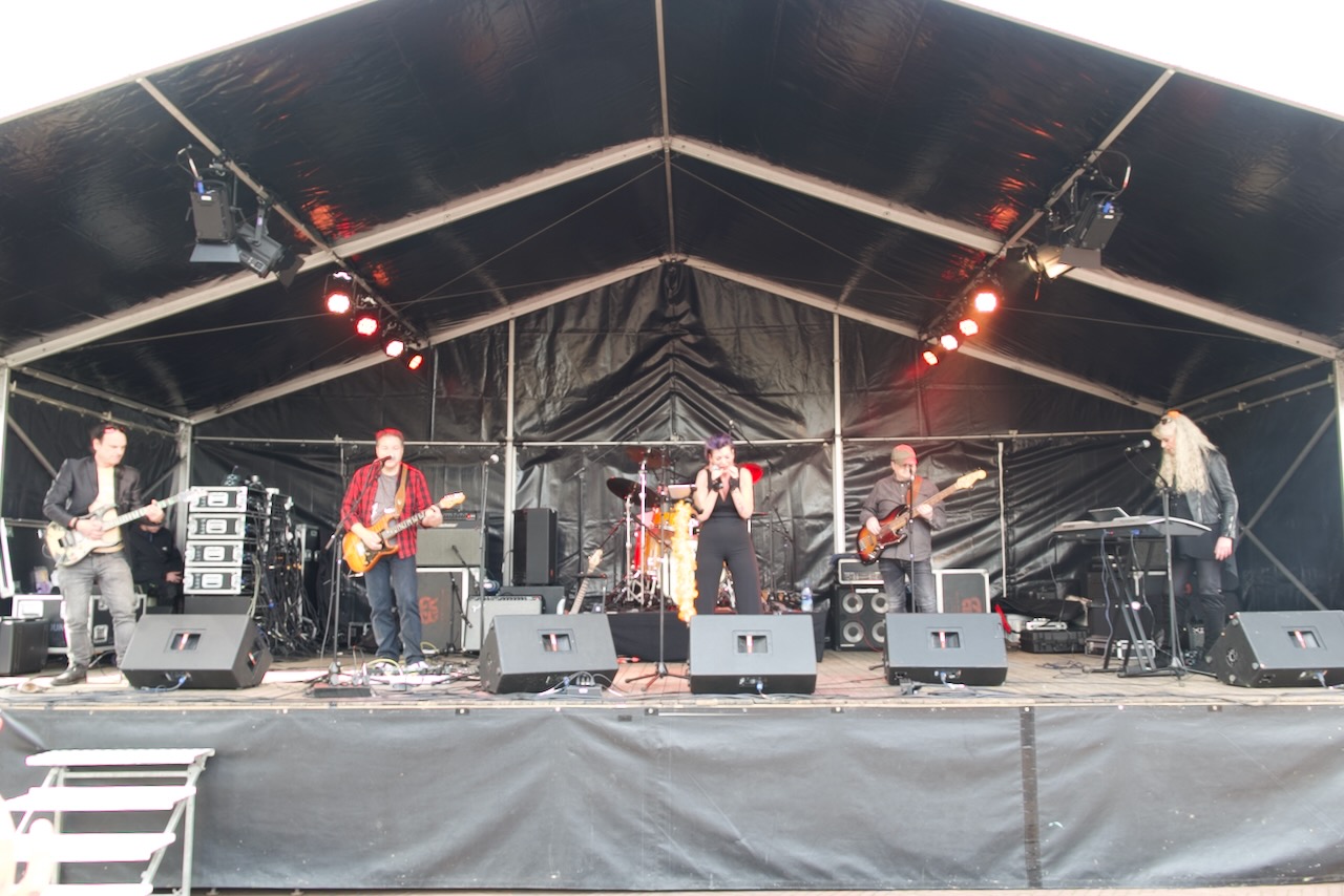 Shoot the Breeze live op het podium