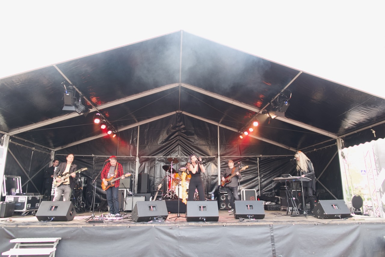 Shoot the Breeze live op het podium