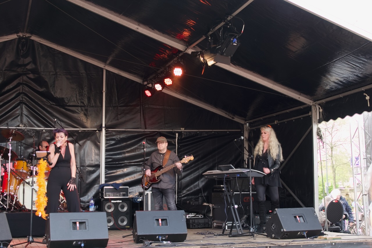 Shoot the Breeze live op het podium