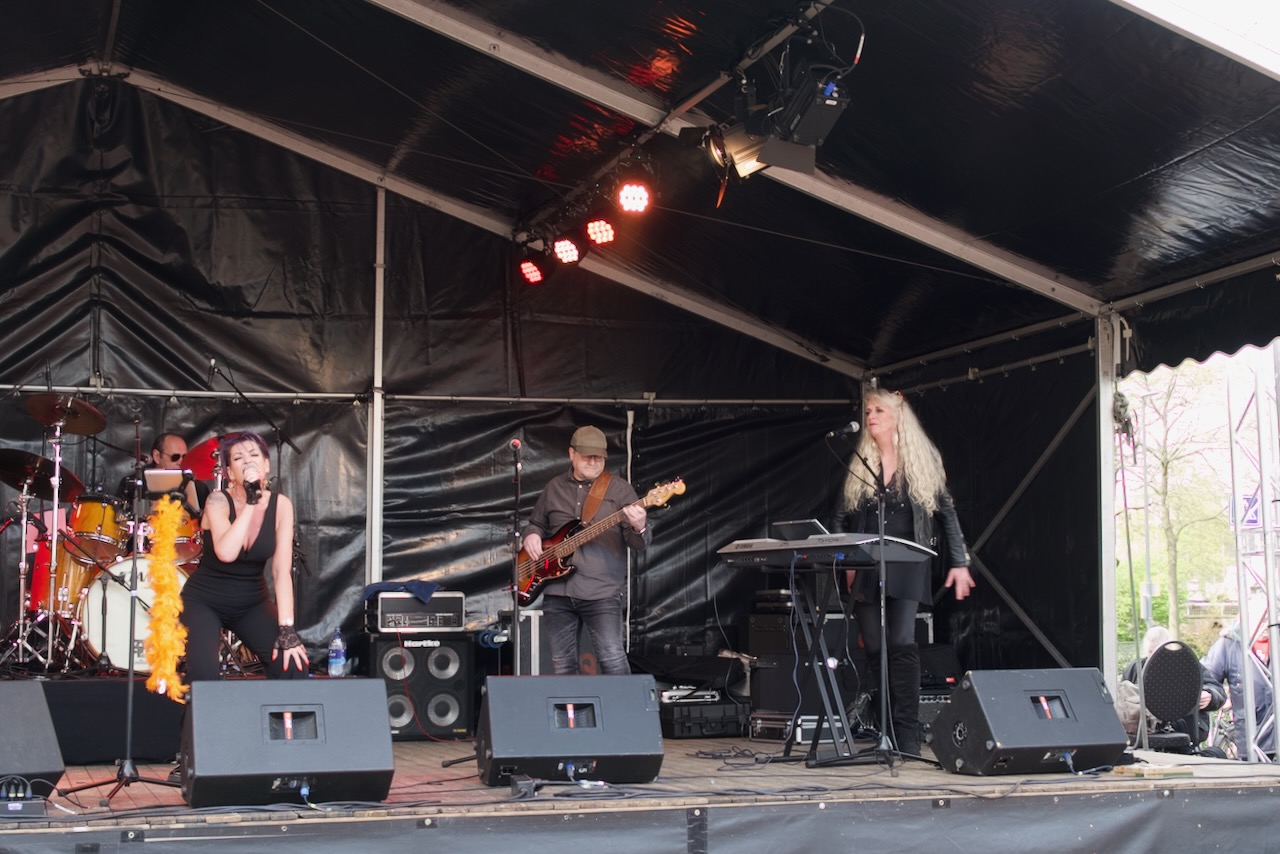 Shoot the Breeze live op het podium