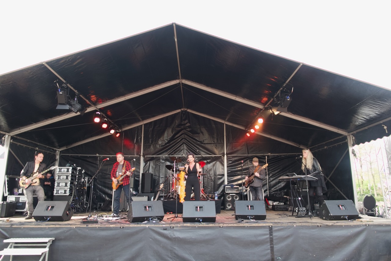 Shoot the Breeze live op het podium