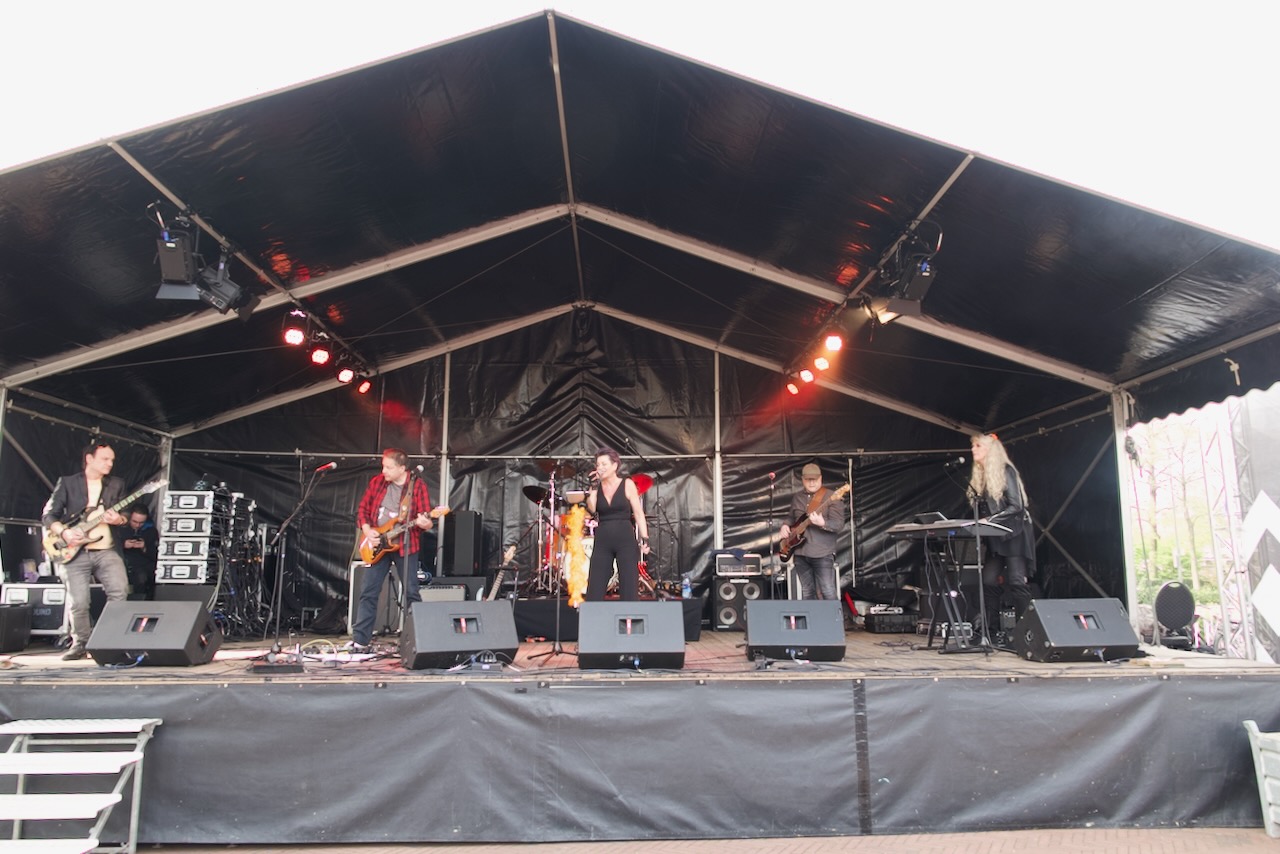 Shoot the Breeze live op het podium