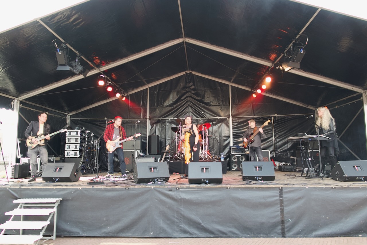 Shoot the Breeze live op het podium