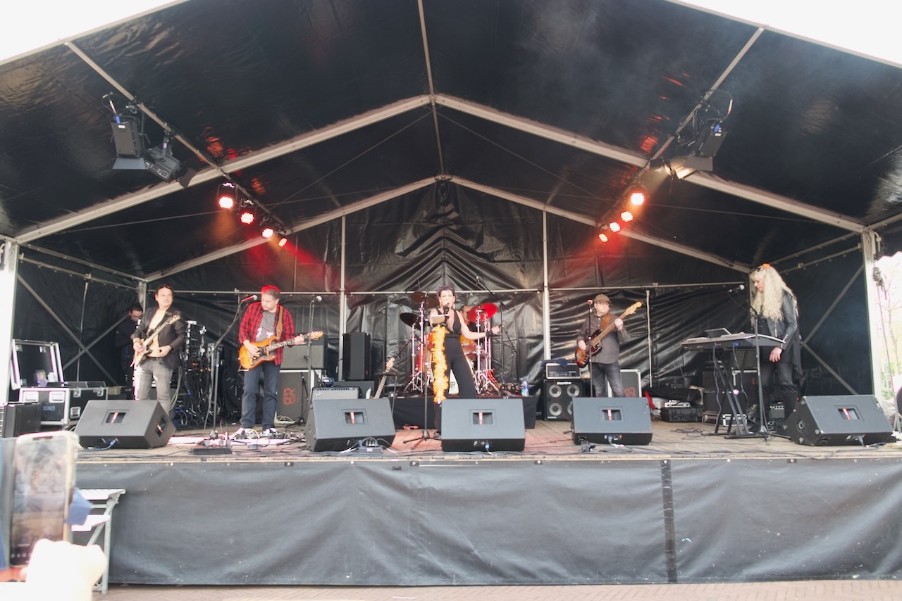 Shoot the Breeze live op het podium