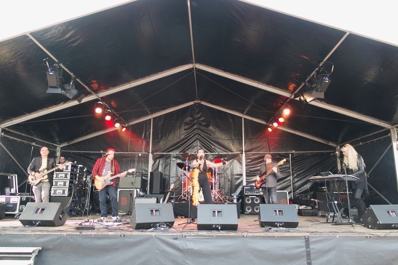 Shoot the Breeze live op het podium