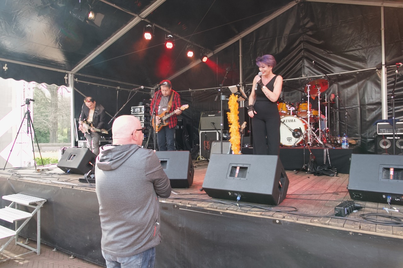 Shoot the Breeze live op het podium