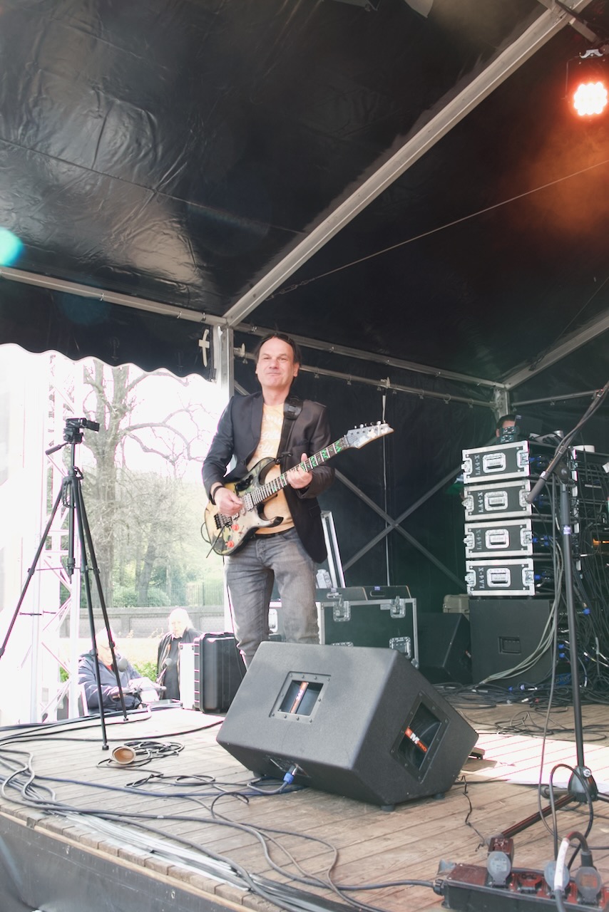 Shoot the Breeze live op het podium