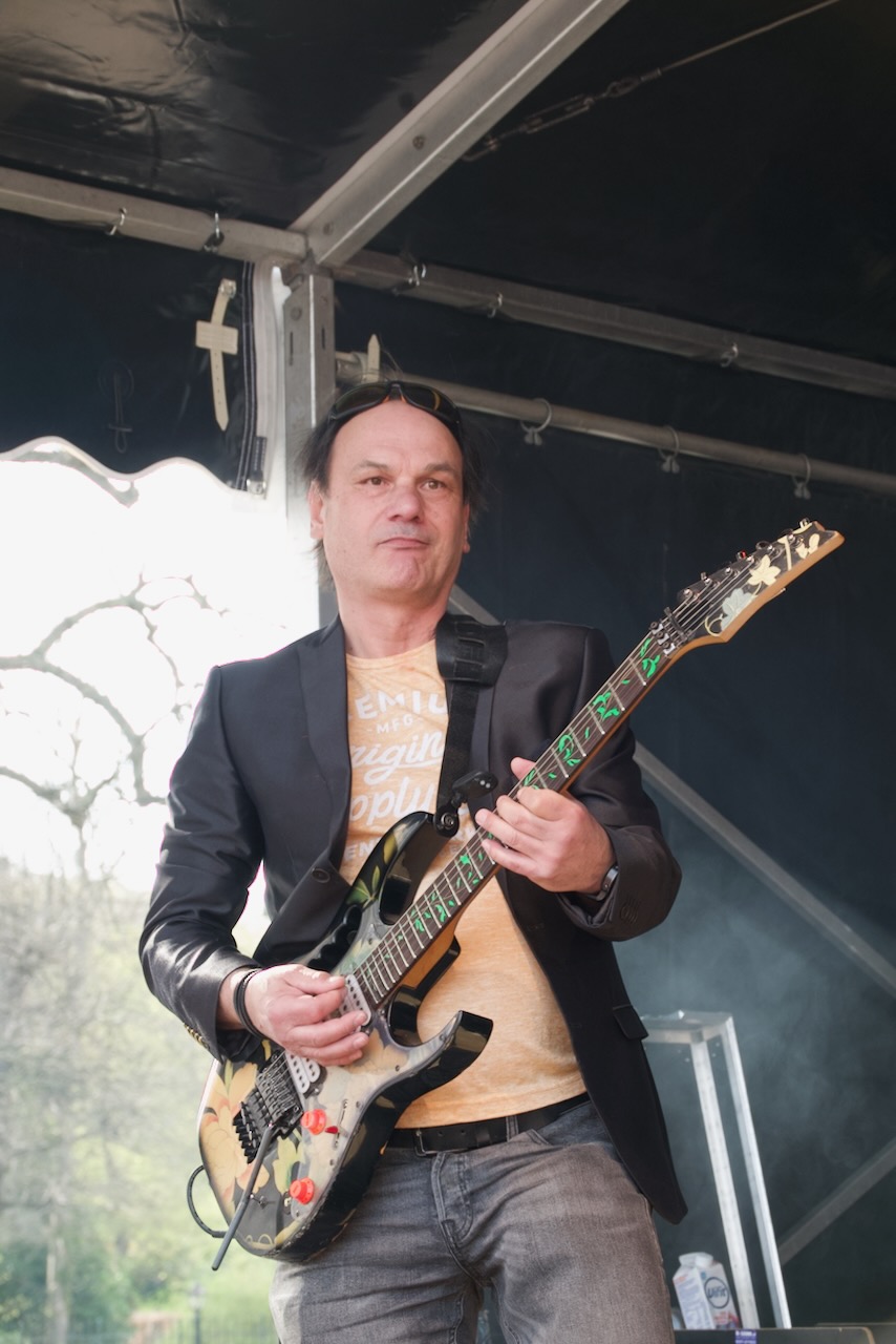 Shoot the Breeze live op het podium