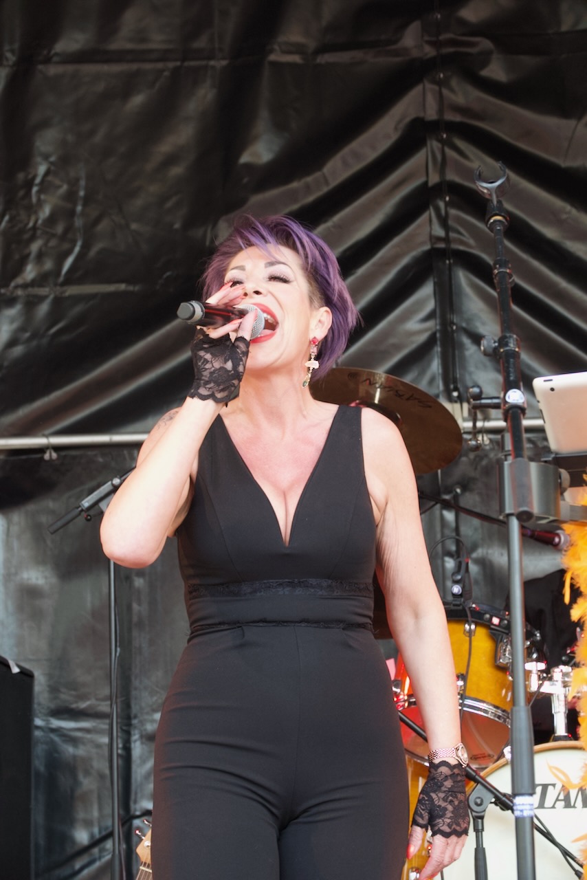 Shoot the Breeze live op het podium