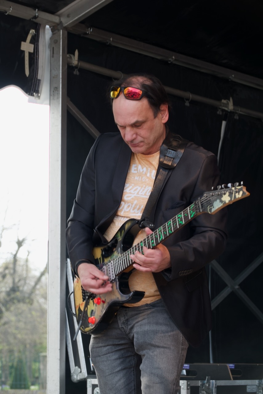 Shoot the Breeze live op het podium