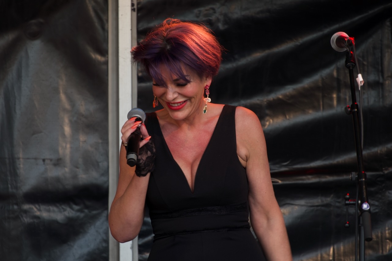 Shoot the Breeze live op het podium