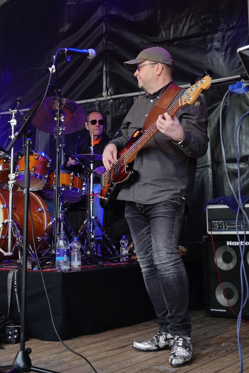 Shoot the Breeze live op het podium