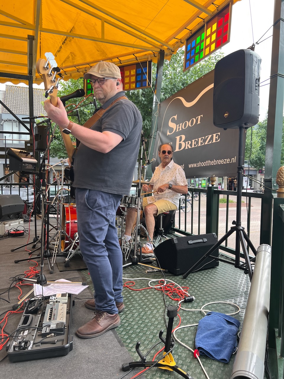 Shoot the Breeze live op het podium