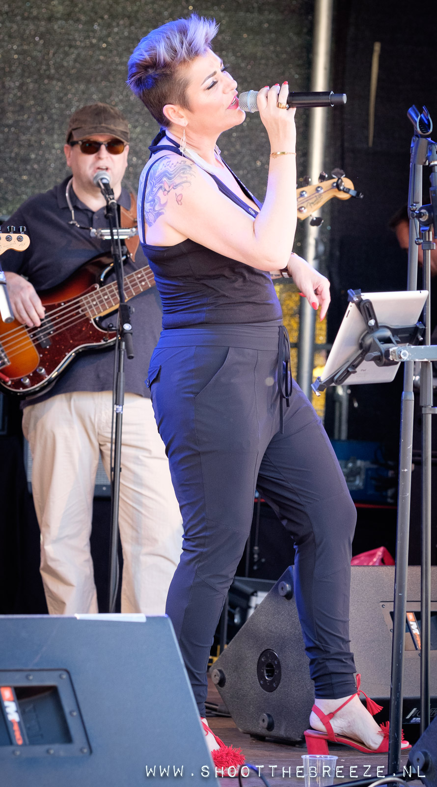 Shoot the Breeze live op het podium